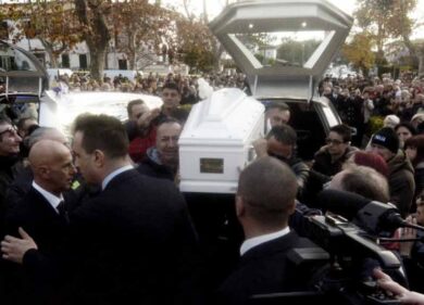 L’ultimo saluto di Acilia a Debora e Aurora. Le bare bianche di mamma e figlia