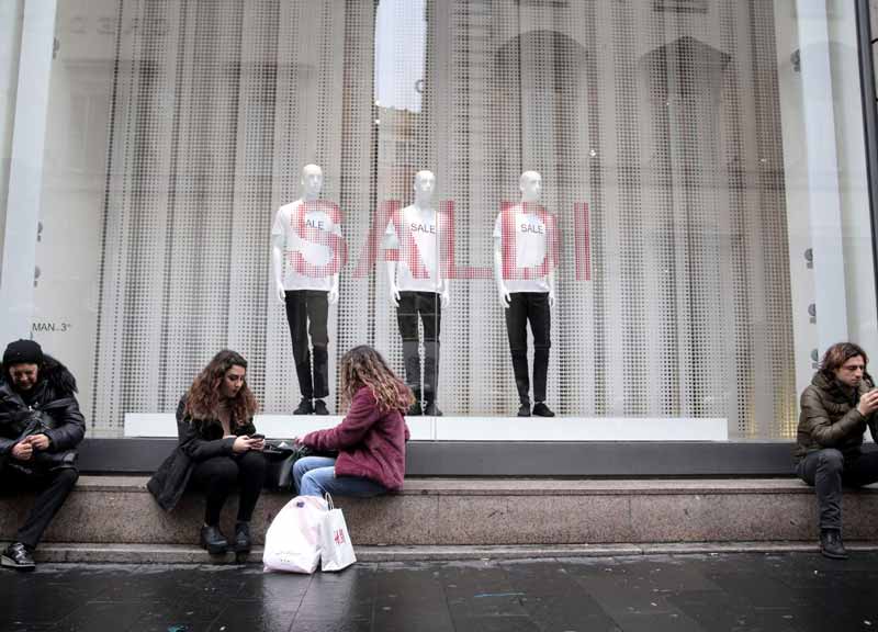 Saldi, la manna dal cielo. Settore abbigliamento allo stremo: 2016 ancora nero