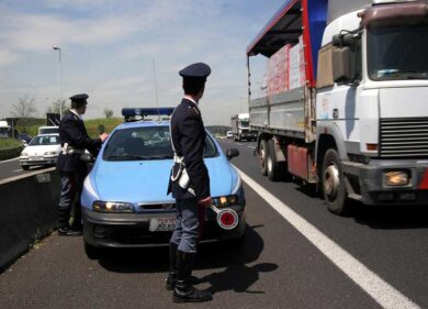 Roma, in fuga dalla polizia, coppia semina il panico sul Raccordo Anulare