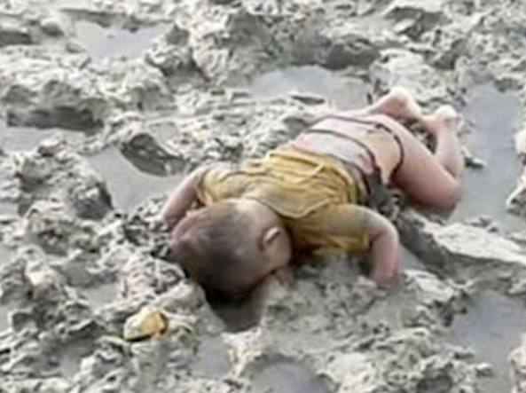 Birmania, Mohammed in fuga annegato a 16 mesi come Aylan. La foto choc Birmania, Mohammed in fuga annegato a 16 mesi come Aylan. La foto choc
