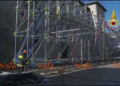 Norcia, il video della posa dell’impalcatura sulla facciata di San Benedetto