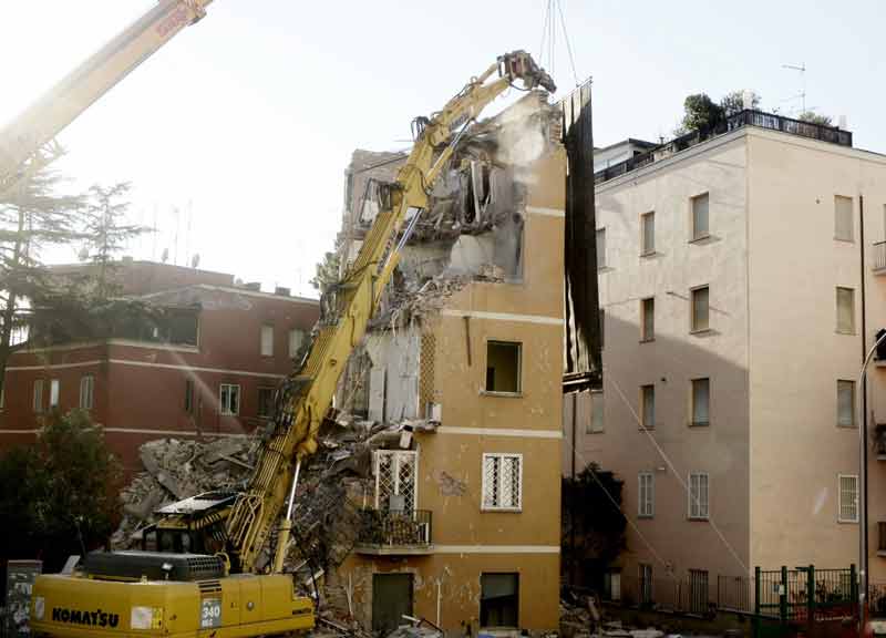 Roma, demolita la palazzina alla Farnesina crollata. In corso indagine Procura Roma, demolita la palazzina alla Farnesina crollata. In corso indagine Procura