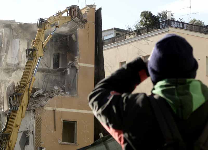 Roma, demolita la palazzina alla Farnesina crollata. In corso indagine Procura Roma, demolita la palazzina alla Farnesina crollata. In corso indagine Procura