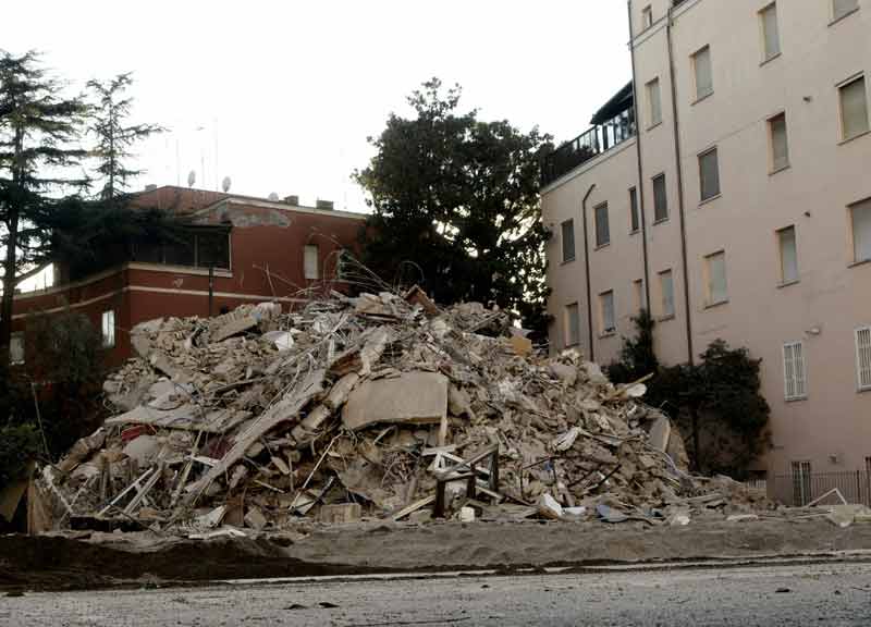 Roma, demolita la palazzina alla Farnesina crollata. In corso indagine Procura Roma, demolita la palazzina alla Farnesina crollata. In corso indagine Procura