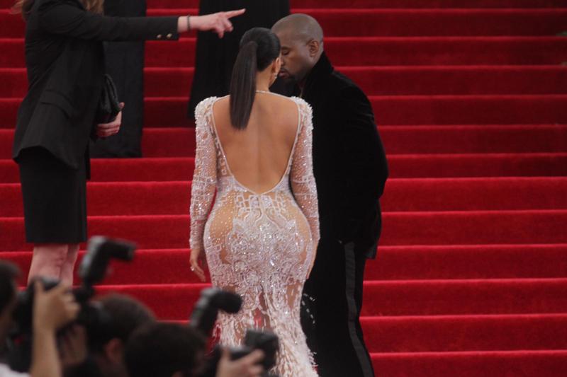 Francia, furto a Kim Kardashian. Retata a Parigi. Arrestate 15 persone Francia, furto a Kim Kardashian. Retata a Parigi. Arrestate 15 persone