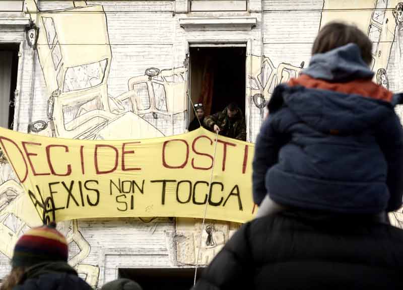 Roma, centro sociale Alexis a Ostiense: tentativo di sgombero ad alta tensione Roma, centro sociale Alexis a Ostiense: tentativo di sgombero ad alta tensione