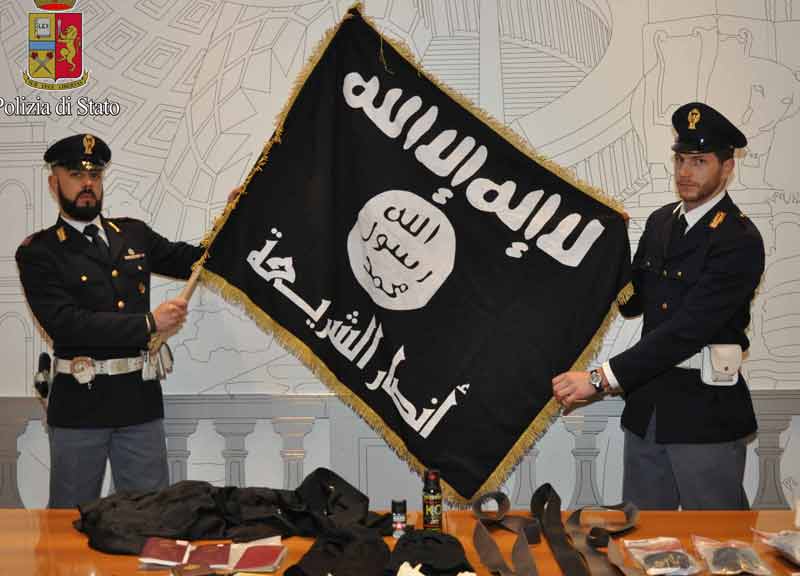 Terrorismo, arrestato un affiliato dell’Isis. Reclutava adepti per la guerra Terrorismo, arrestato un affiliato dell’Isis. Reclutava adepti per la guerra