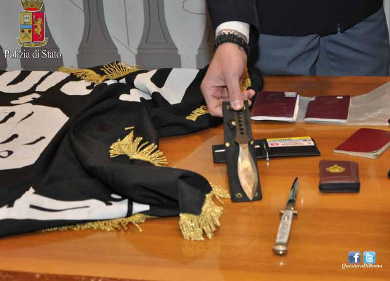 Terrorismo, arrestato un affiliato dell’Isis. Reclutava adepti per la guerra Terrorismo, arrestato un affiliato dell’Isis. Reclutava adepti per la guerra