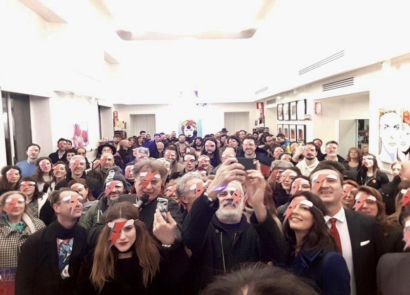 David Bowie: il calco originale del suo volto al Mondadori Store di Milano David Bowie: il calco originale del suo volto al Mondadori Store di Milano
