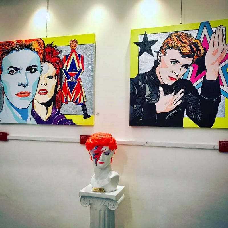 David Bowie: il calco originale del suo volto al Mondadori Store di Milano David Bowie: il calco originale del suo volto al Mondadori Store di Milano