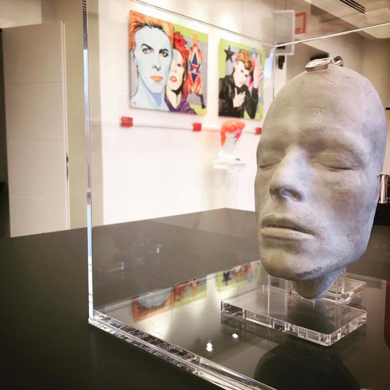 David Bowie: il calco originale del suo volto al Mondadori Store di Milano David Bowie: il calco originale del suo volto al Mondadori Store di Milano
