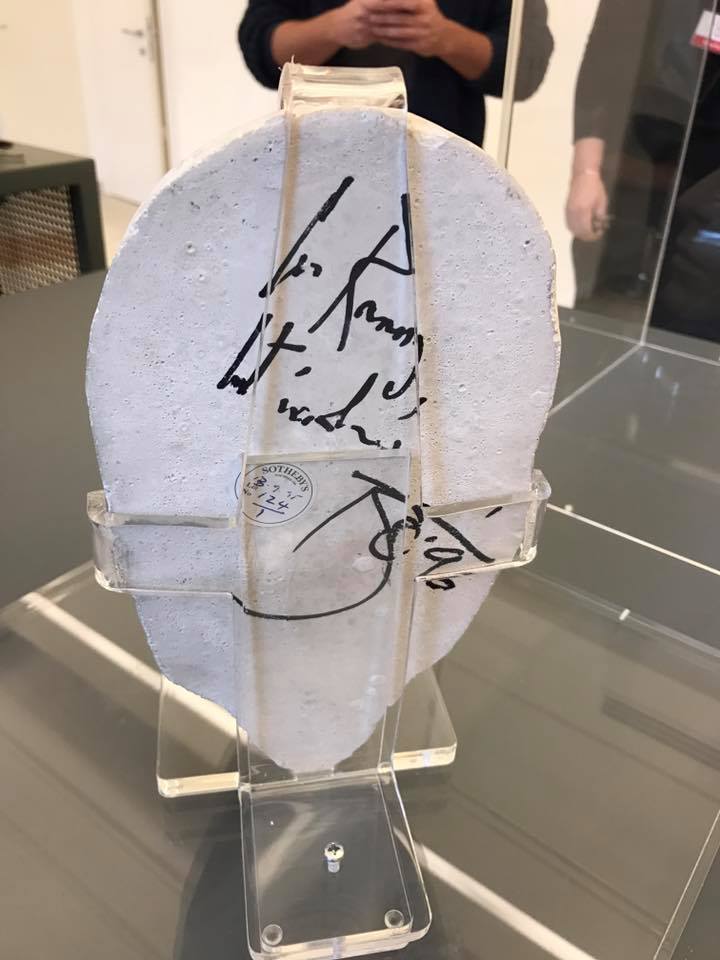 David Bowie: il calco originale del suo volto al Mondadori Store di Milano David Bowie: il calco originale del suo volto al Mondadori Store di Milano