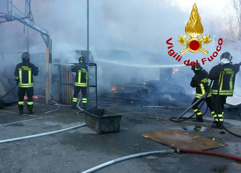 Nomadi, incendio al campo rom di via Candoni. In fiamme tre baracche Nomadi, incendio al campo rom di via Candoni. In fiamme tre baracche