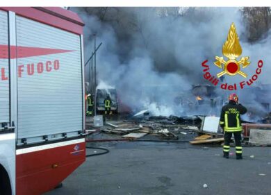 Nomadi, incendio al campo rom di via Candoni. In fiamme tre baracche