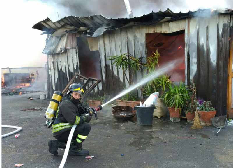 Nomadi, incendio al campo rom di via Candoni. In fiamme tre baracche Nomadi, incendio al campo rom di via Candoni. In fiamme tre baracche