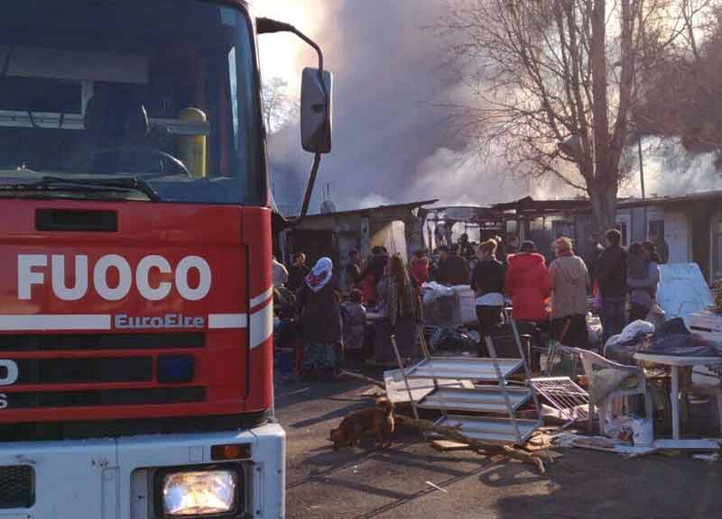 Nomadi, incendio al campo rom di via Candoni. In fiamme tre baracche Nomadi, incendio al campo rom di via Candoni. In fiamme tre baracche