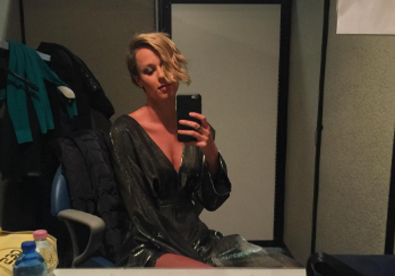 Federica Pellegrini sexy: pinne col tacco, scarpe hot e selfie scollata. Foto