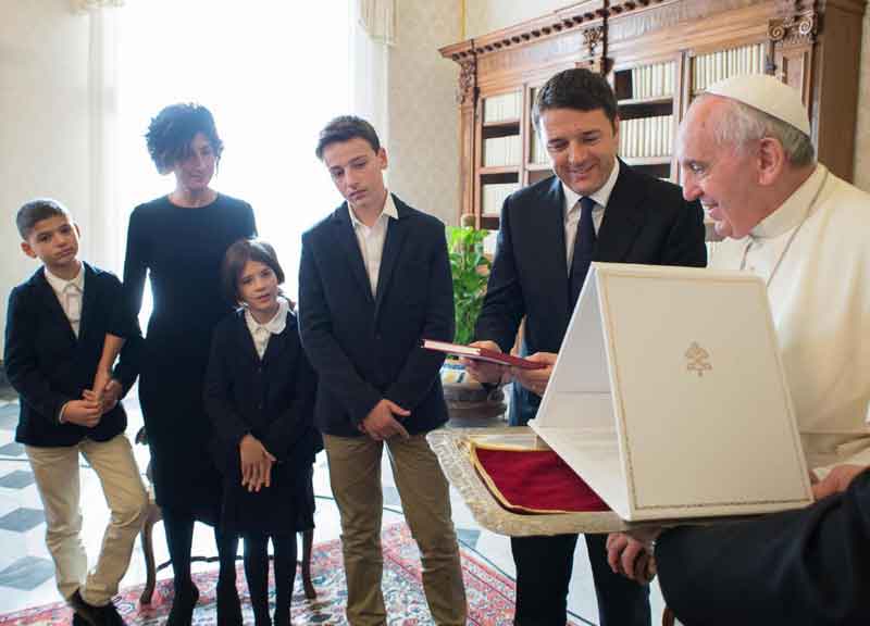 Renzi scaricato dal Vaticano Renzi scaricato dal Vaticano