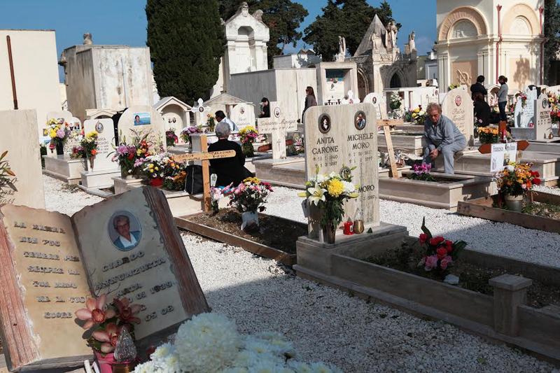 Mezza Roma senza il cimitero. Laurentino, spazio esaurito: tombe negate Mezza Roma senza il cimitero. Laurentino, spazio esaurito: tombe negate