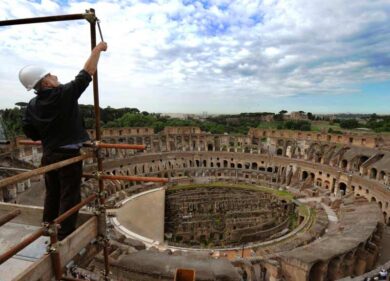 Colosseo, dagli scavi archeologici emerge il cranio di un cavallo medievale