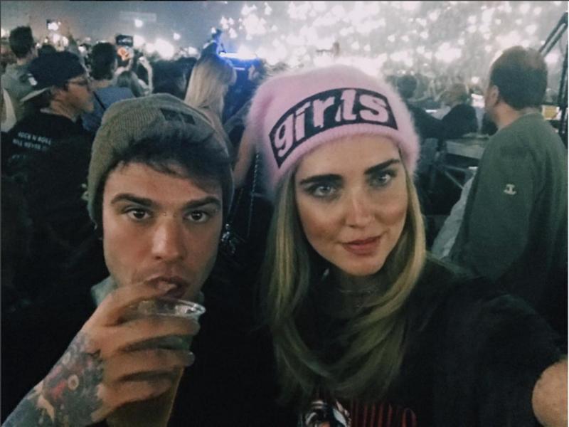 Fedez riceve il terzo Tapiro d’Oro, poi a cena con Chiara Ferragni da Cracco