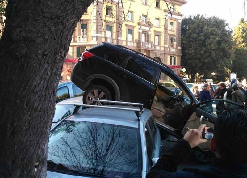 Incidente alla James Bond. Suv ingrana retromarcia e si arrampica sulle auto Incidente alla James Bond. Suv ingrana retromarcia e si arrampica sulle auto