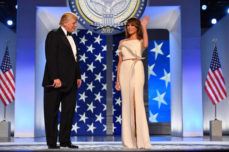 Trump, Melania in abito azzurro incanta Bill Clinton. Furia Hillary. FOTO