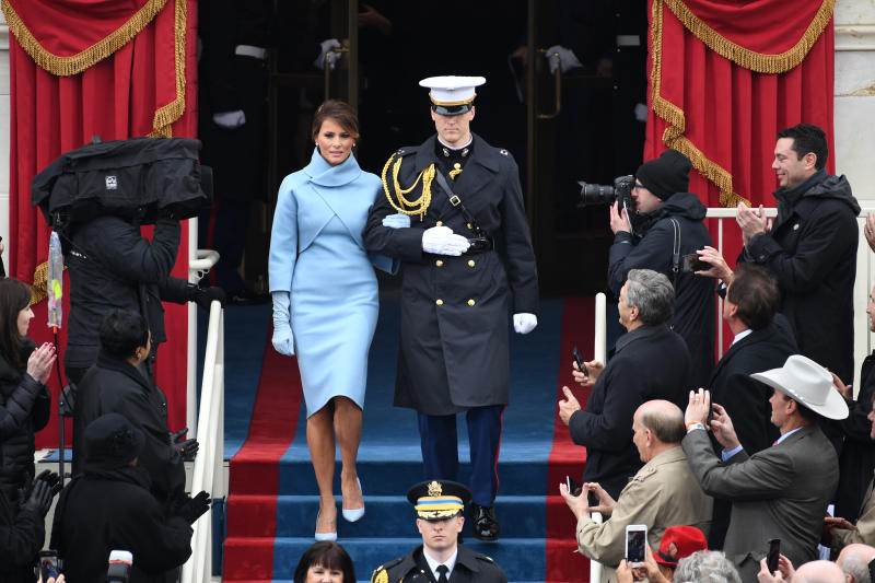 Trump, Melania in abito azzurro incanta Bill Clinton. Furia Hillary. FOTO