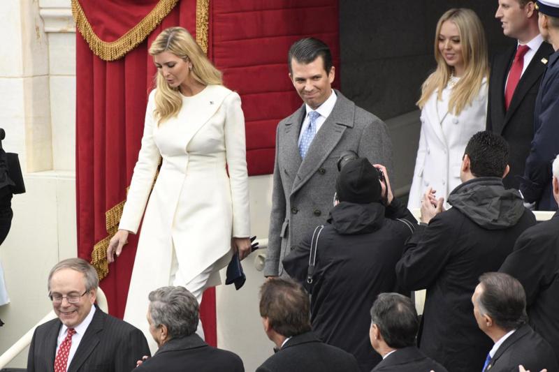 Trump, Melania in abito azzurro incanta Bill Clinton. Furia Hillary. FOTO
