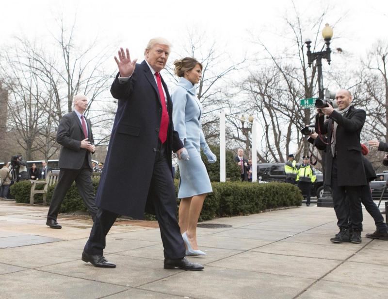 Trump, Melania in abito azzurro incanta Bill Clinton. Furia Hillary. FOTO