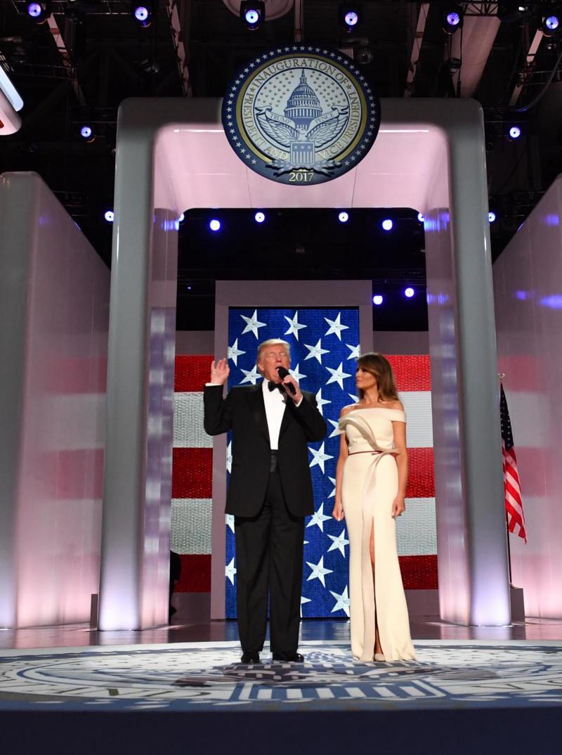 Trump, Melania in abito azzurro incanta Bill Clinton. Furia Hillary. FOTO