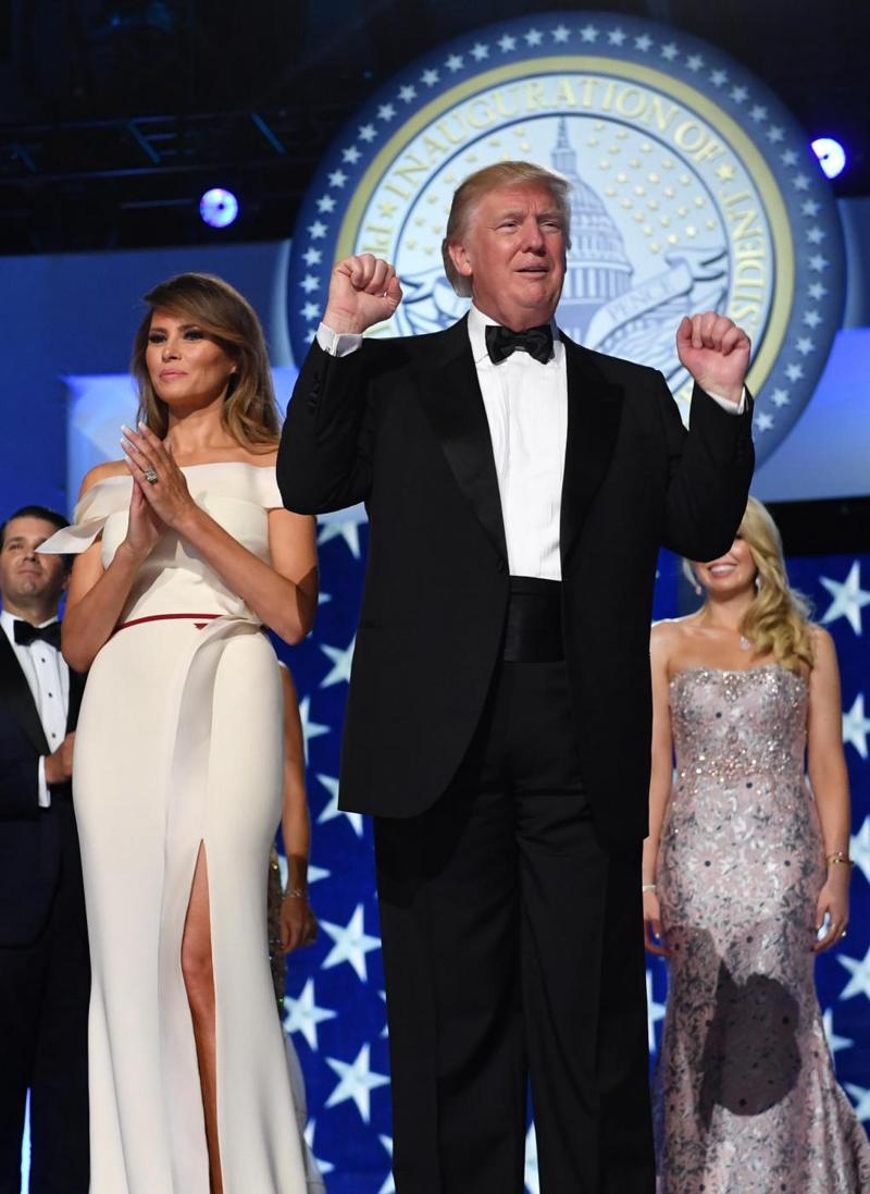 Trump, Melania in abito azzurro incanta Bill Clinton. Furia Hillary. FOTO