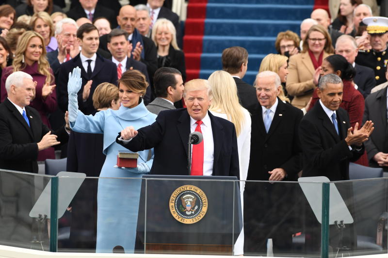 Trump, Melania in abito azzurro incanta Bill Clinton. Furia Hillary. FOTO