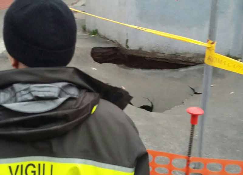 Si apre una voragine e sprofonda il marciapiede nel quartiere Appio Si apre una voragine e sprofonda il marciapiede nel quartiere Appio