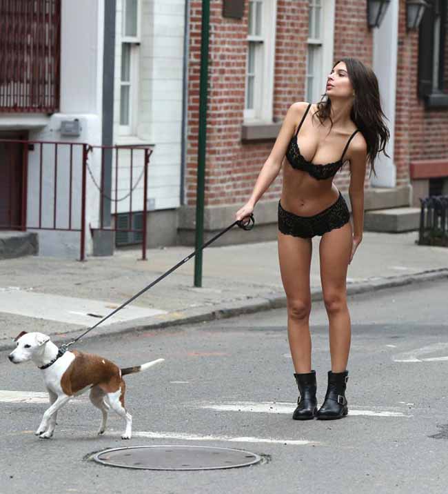 Emily Ratajkowski da urlo: senza vestiti a passeggio per New York. FOTO