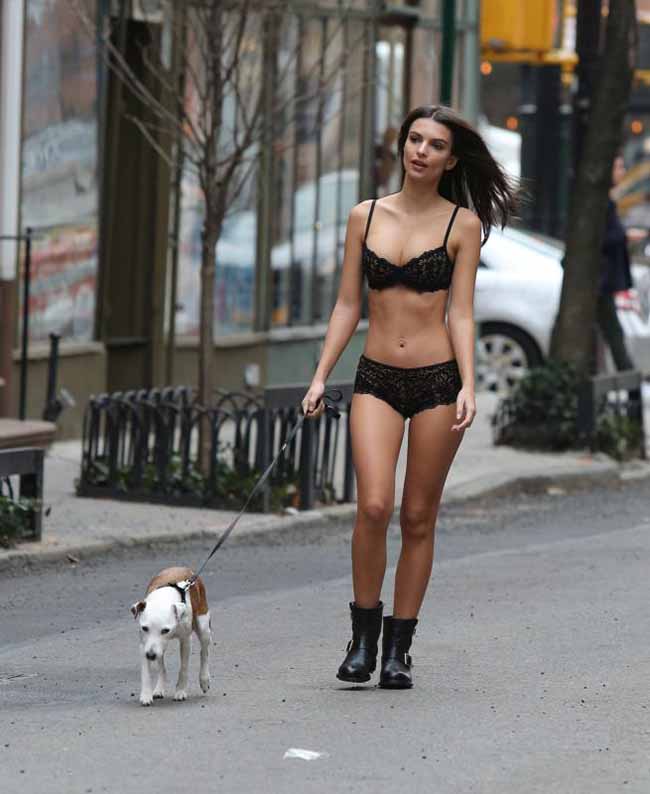 Emily Ratajkowski da urlo: senza vestiti a passeggio per New York. FOTO