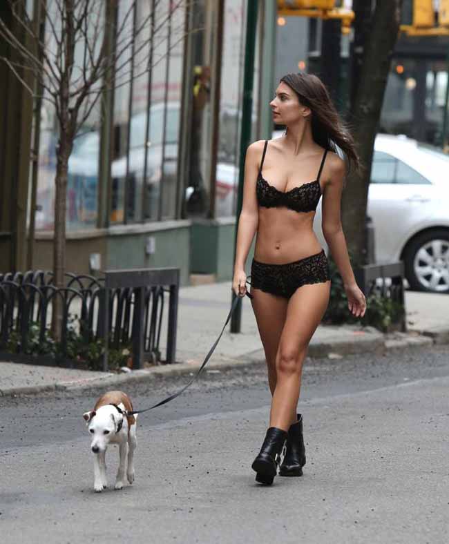Emily Ratajkowski da urlo: senza vestiti a passeggio per New York. FOTO