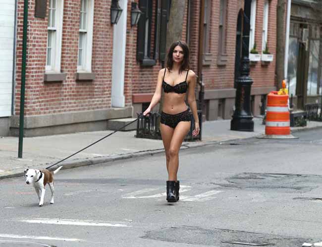 Emily Ratajkowski da urlo: senza vestiti a passeggio per New York. FOTO