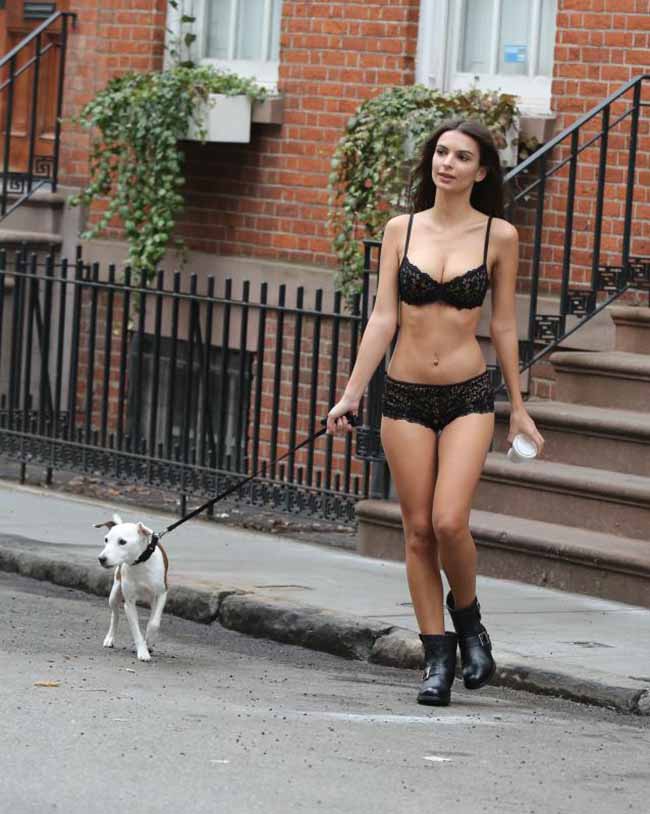 Emily Ratajkowski da urlo: senza vestiti a passeggio per New York. FOTO