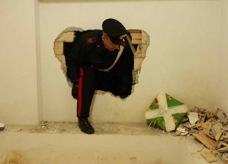 Puntano a sigarette e gratta e vinci. Furto col buco, in manette zio e nipote Puntano a sigarette e gratta e vinci. Furto col buco, in manette zio e nipote