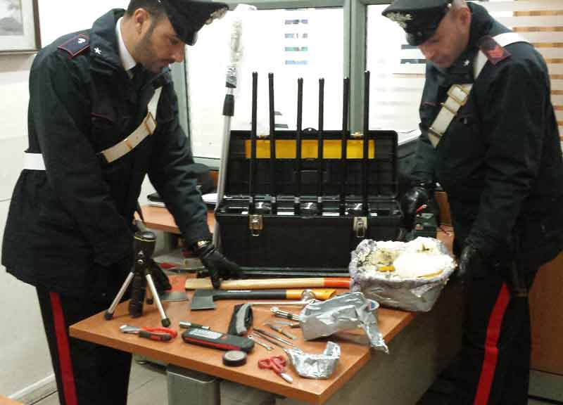 Puntano a sigarette e gratta e vinci. Furto col buco, in manette zio e nipote Puntano a sigarette e gratta e vinci. Furto col buco, in manette zio e nipote