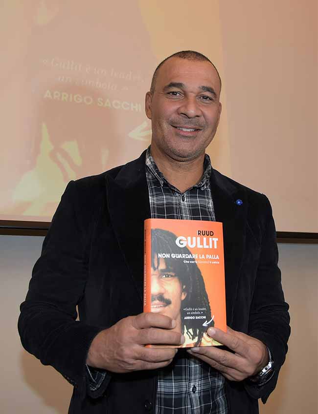 Ruud Gullit, dal calcio alla libreria: esce “Non guardare la palla” Ruud Gullit, dal calcio alla libreria: esce “Non guardare la palla”