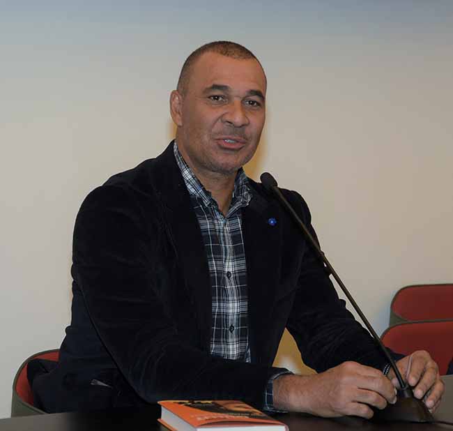 Ruud Gullit, dal calcio alla libreria: esce “Non guardare la palla” Ruud Gullit, dal calcio alla libreria: esce “Non guardare la palla”
