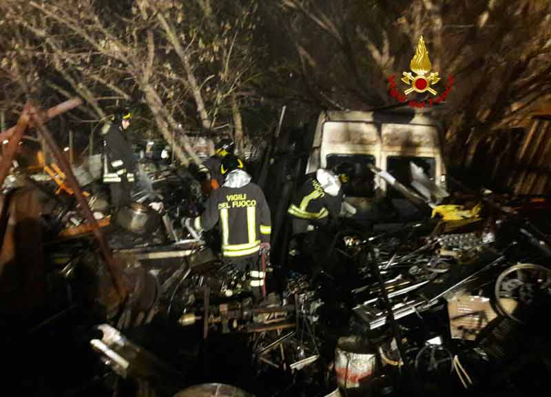 Morto carbonizzato in un container tra carcasse di auto a San Basilio Morto carbonizzato in un container tra carcasse di auto a San Basilio
