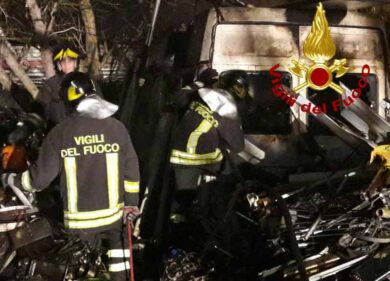 Morto carbonizzato in un container tra carcasse di auto a San Basilio