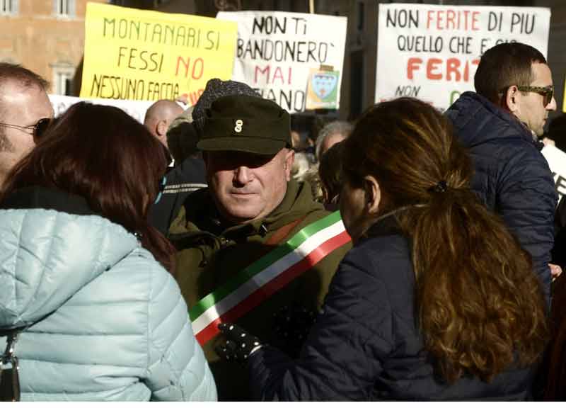Terremoto, il giorno dell’ira davanti al Governo. “Montanari sì, fessi no” Terremoto, il giorno dell’ira davanti al Governo. “Montanari sì, fessi no”