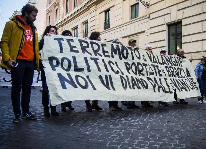 Terremoto, il giorno dell’ira davanti al Governo. “Montanari sì, fessi no” Terremoto, il giorno dell’ira davanti al Governo. “Montanari sì, fessi no”