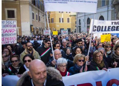 Terremoto, il giorno dell’ira davanti al Governo. “Montanari sì, fessi no”