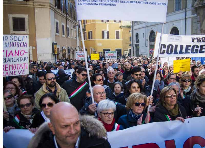 Terremoto, il giorno dell’ira davanti al Governo. “Montanari sì, fessi no” Terremoto, il giorno dell’ira davanti al Governo. “Montanari sì, fessi no”