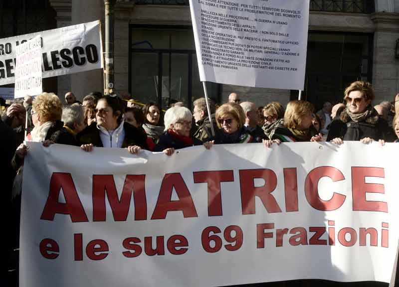 Terremoto, il giorno dell’ira davanti al Governo. “Montanari sì, fessi no” Terremoto, il giorno dell’ira davanti al Governo. “Montanari sì, fessi no”